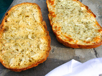 Buca di Beppo Garlic Bread and Garlic Bread with Mozzarella copycat recipe by Todd Wilbur