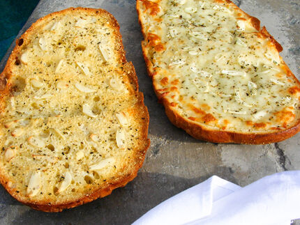 Buca di Beppo Garlic Bread and Garlic Bread with Mozzarella copycat recipe by Todd Wilbur